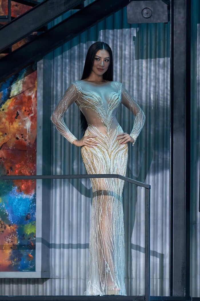 Hình tượng này cũng giống với cô nàng trong cuộc thi Hoa hậu Hoàn vũ Việt Nam 2018 nhưng thêm phần sắc sảo, mặn mà. 