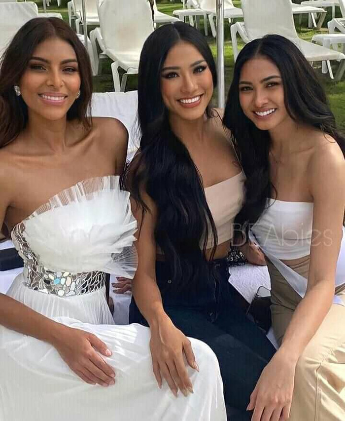 Giữa các mỹ nhân nước bạn, đại diện Việt Nam gây ấn tượng với mái tóc đen nhánh, được uốn bềnh bồng. 