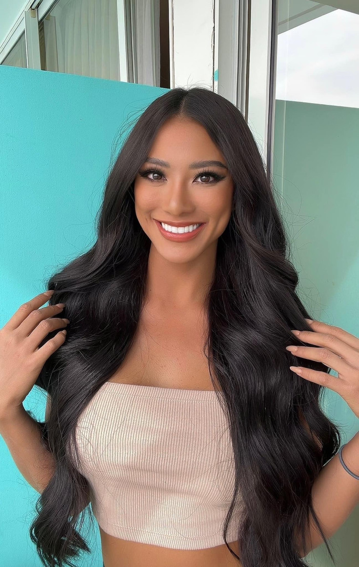 Trong hình, cô nàng được tạo khối sắc sảo, tôn vinh đường nét gương mặt. 