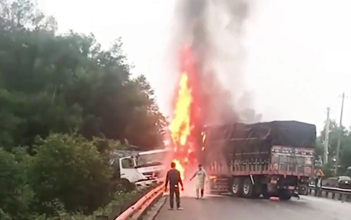 Clip: Kinh hoàng cảnh hai xe tải đối đầu bốc cháy dữ dội, 4 người thương vong Ảnh 2