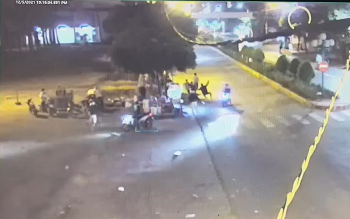 Clip: Đang ngồi uống nước bên đường, nam thanh niên bất ngờ bị nhóm người lao đến chém tới tấp Ảnh 2