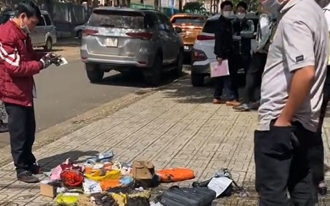 Clip: Nam shipper thất thần trước giỏ hàng bị tàn thuốc lá thiêu rụi và hành động đẹp của người đi đường Ảnh 2