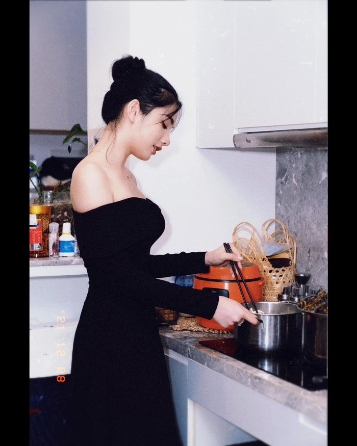 Mặc dù gần đây, cô có thay đổi và thử nghiệm nhiều phong cách khác nhau nhưng nhiều người cho rằng, hình ảnh nhẹ nhàng đúng điệu 'nàng thơ' vẫn hợp với vẻ đẹp của cô nhất.