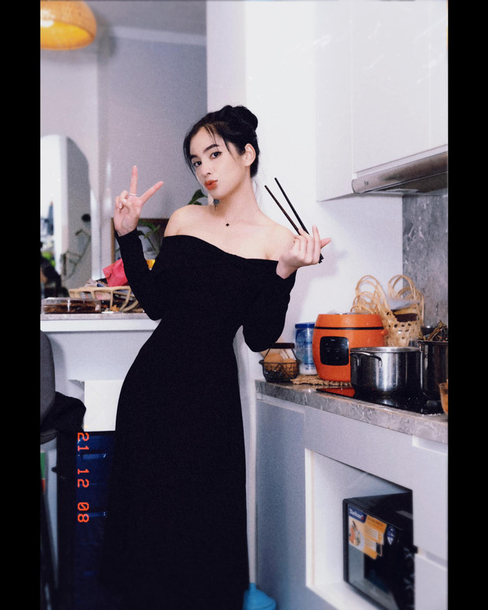 Người đẹp sinh năm 2002 khoe vóc dáng nuột nà, khi diện mẫu váy đen tổi giản. Nhiều người bình luận 'vào bếp thôi mà cũng đẹp quá'.