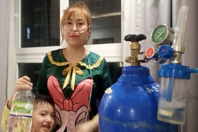 Phi Thanh Vân vừa thở oxy vừa livestream trò chuyện với khán giả.