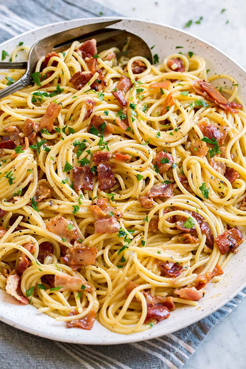 Trong khi đó, Hoàng tử George cực mê món spaghetti. Hoàng tử William từng chia sẻ: 'Món ăn yêu thích của George là spaghetti carbonara. Nếu George ăn spaghetti tôi làm, chắc chắn cậu bé sẽ không ăn món này người khác nấu nữa'.