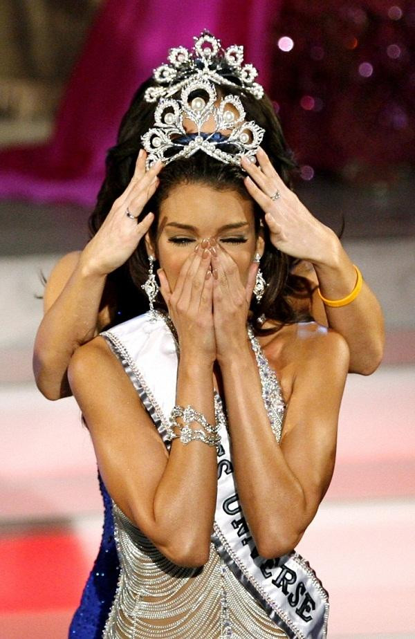 Zuleyka Rivera hạnh phúc trong giây phút đăng quang lịch sử tại Miss Universe 2006.