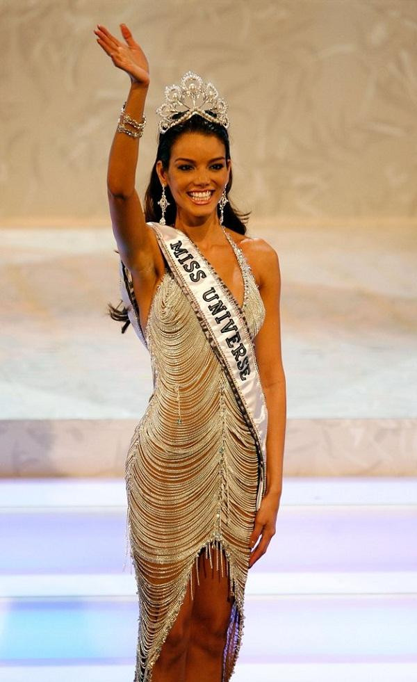 Nàng hoa hậu Hoàn vũ tỏa sáng trong chiếc váy đặc biệt bậc nhất lịch sử cuộc thi sắc đẹp lớn.