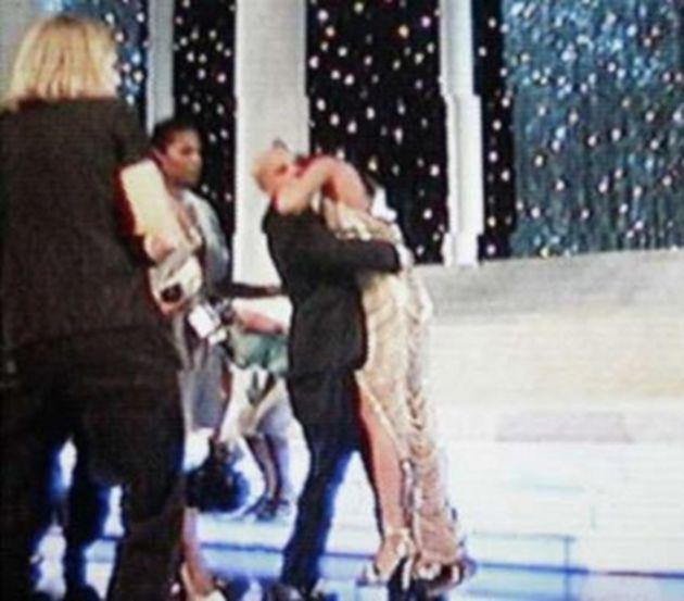 Miss Universe 2006 bị ngất trên sân khấu do chiếc váy dạ hội quá nặng, gây ảnh hưởng đến quá trình hô hấp khi ôm sát cơ thể.