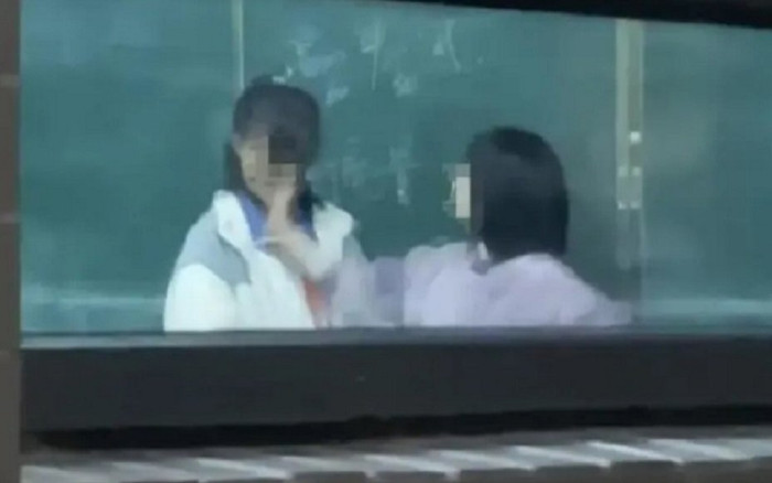 Cô giáo chủ nhiệm tát liên tiếp nữ sinh 26 cái trước mặt cả lớp Ảnh 2