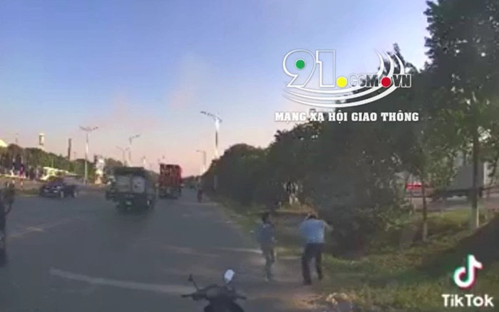 Bực tức vì thanh niên chạy xe sai còn chửi bới, tài xế ô tô lao xuống đấm đối phương túi bụi giữa đường Ảnh 2