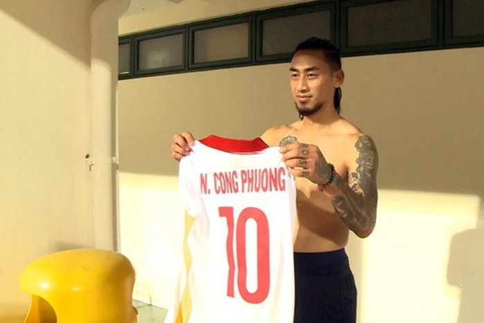 Billy đổi áo với Công Phượng.