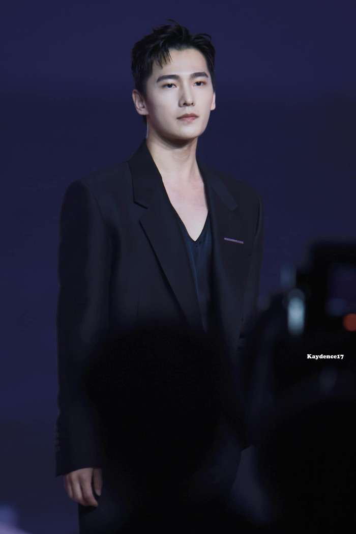 Fan Địch Lệ Nhiệt Ba và Dương Dương khẩu chiến trên mạng xã hội, còn lôi thành tích và nhan sắc để cân đo Ảnh 4