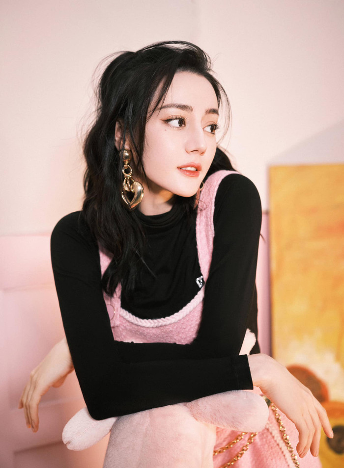 Fan Địch Lệ Nhiệt Ba và Dương Dương khẩu chiến trên mạng xã hội, còn lôi thành tích và nhan sắc để cân đo Ảnh 6