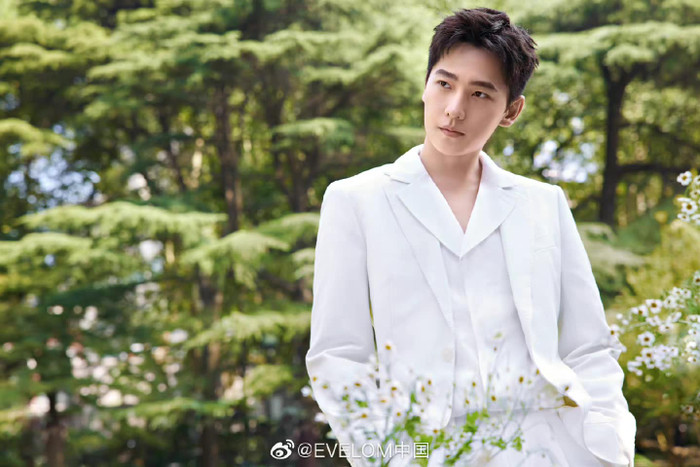 Fan Địch Lệ Nhiệt Ba và Dương Dương khẩu chiến trên mạng xã hội, còn lôi thành tích và nhan sắc để cân đo Ảnh 5