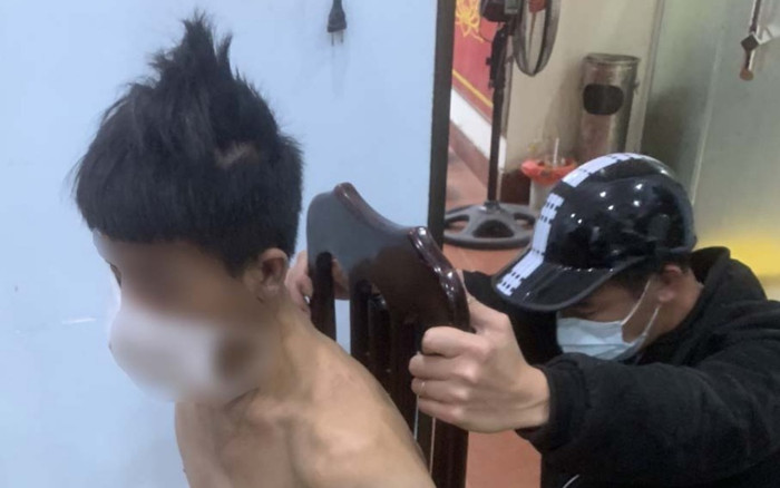 Nghĩ có người đuổi giết mình, thanh niên lên tầng cao chung cư leo trèo, ném gạch khắp nơi Ảnh 2