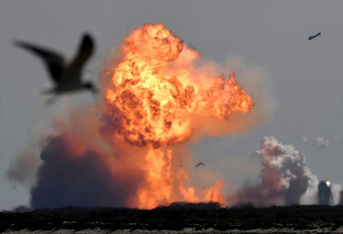 Tàu SpaceX Starship SN9 phát nổ sau chuyến bay thử nghiệm từ cơ sở ở Boca Chica, Texas (Mỹ).