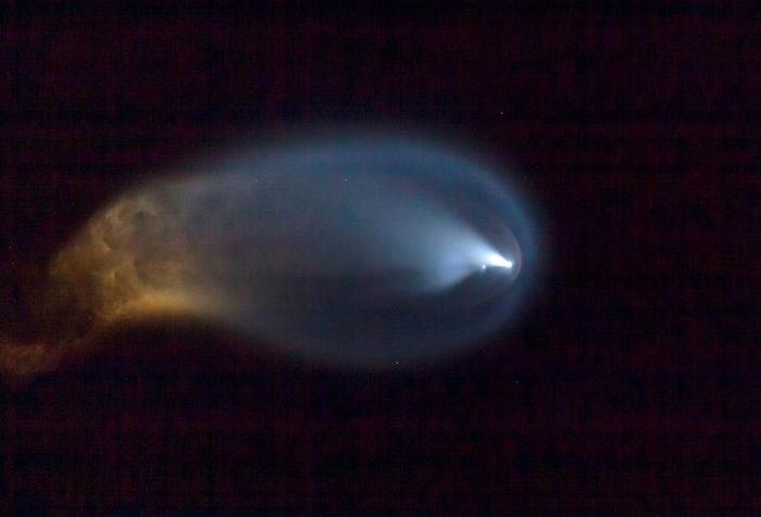 Phi hành đoàn Inspiration4 bên trong tàu Crew Dragon và tên lửa SpaceX Falcon 9 khởi hành tại Trung tâm Vũ trụ Kennedy ở Cape Canaveral, gần Bãi biển Vero, Florida, Mỹ.