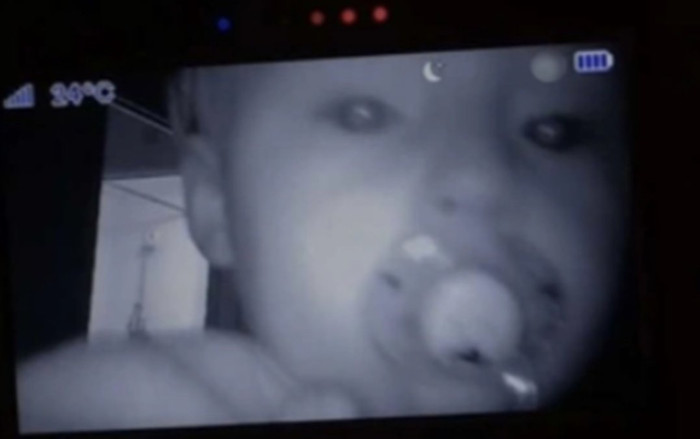 Thấy con thường tỉnh giấc vào giữa đêm, cặp vợ chồng 'choáng váng' khi xem camera Ảnh 2