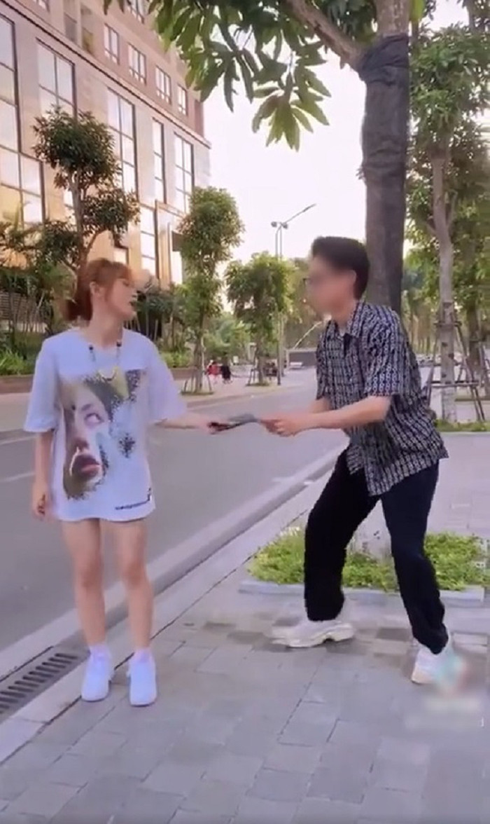 ...trước khi trả lại điện thoại cho anh ta.