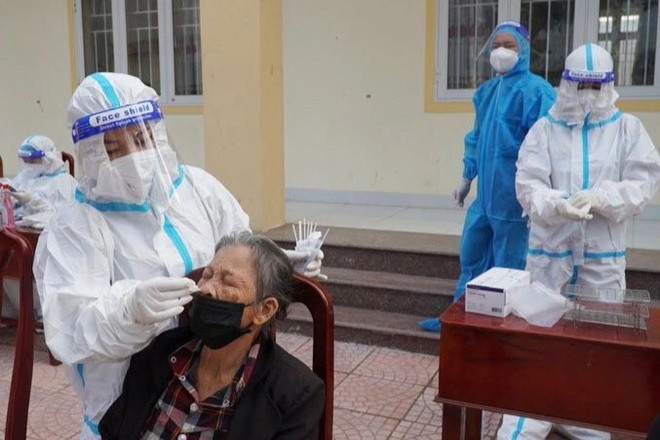 Cơ quan y tế Quảng Bình tích cực lấy mẫu xét nghiệm, tầm soát Covid-19 (Ảnh: N.H).