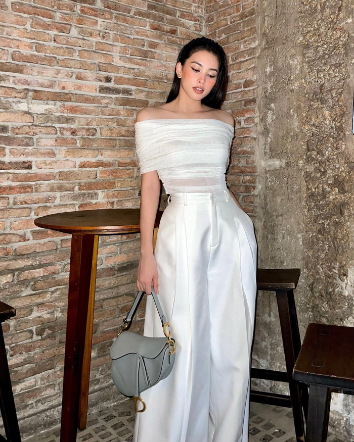 Thiết kế khoe được xương quai xanh đầy mê hoặc của nàng hoa hậu Việt Nam 2018.