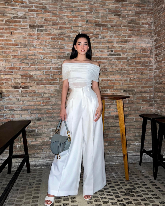 Cô phối đồ tối giản nhưng cực tinh tế khi xuất hiện. 