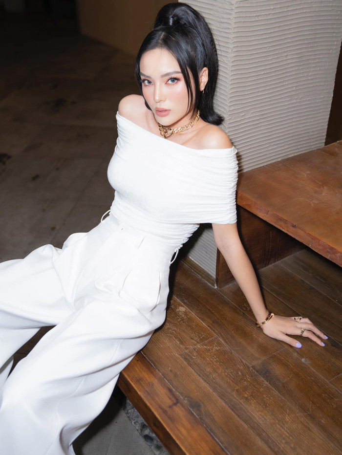 Hoa hậu sinh năm 1996 dần chuyển hướng sang phong cách gợi cảm như những cô nàng Âu Mỹ.