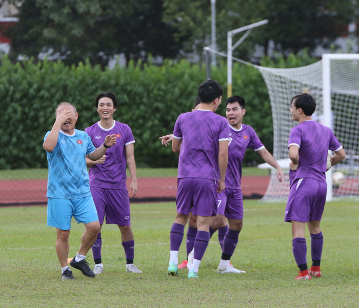 Nụ cười luôn nở trên môi HLV Park Hang Seo. Lâu lắm rồi người hâm mộ mới thấy ông Park có trạng thái tâm lý hưng phấn đến vậy.