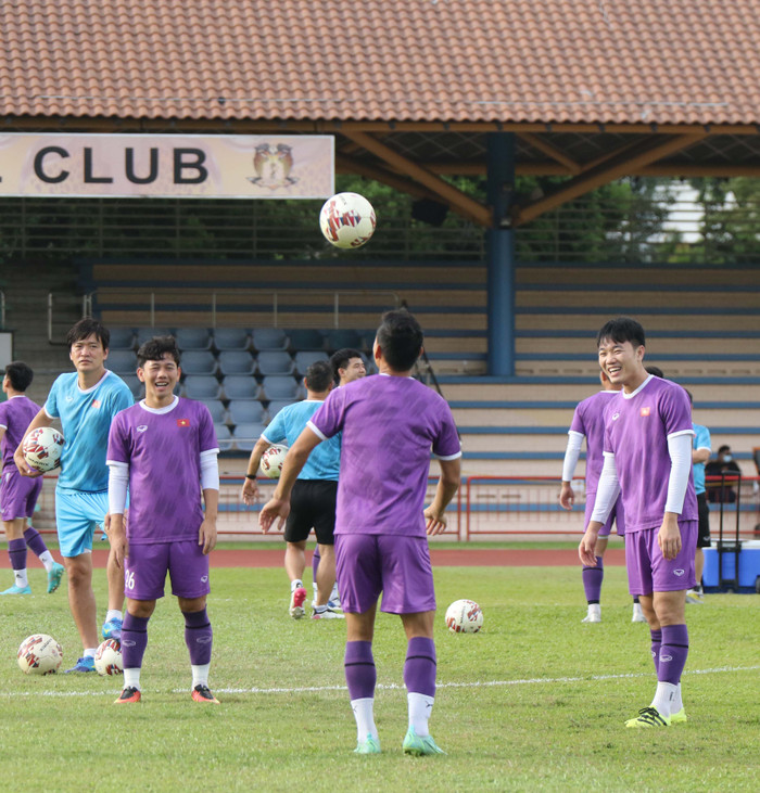 HLV Park Hang Seo không vội vàng đẩy cao khối lượng vận động và cũng chưa đưa ra giáo án rèn giũa sâu hơn về chiến thuật bởi phải đến ngày 12/12 tuyển Việt Nam mới bước vào trận đấu tiếp theo gặp Malaysia.