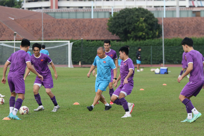 Chiến lược gia người Hàn Quốc cũng trực tiếp tham gia chơi “đá ma” với các cầu thủ và thường bị học trò “hầm” khá lâu.