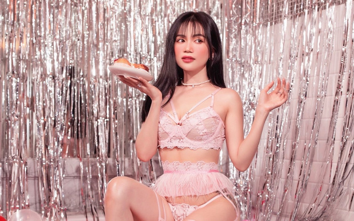 Diện đồ bốc lửa, Sĩ Thanh khoe trọn đường cong nóng bỏng mừng sinh nhật Ảnh 2