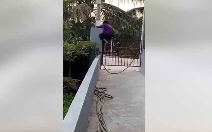 Clip: Cụ bà 100 tuổi thoăn thoắt trèo ra khỏi cổng nhà khiến dân tình cười ngặt nghẽo Ảnh 2