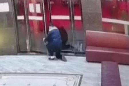 Anh vừa bò vừa chú ý tới nhân viên thu ngân.&nbsp;