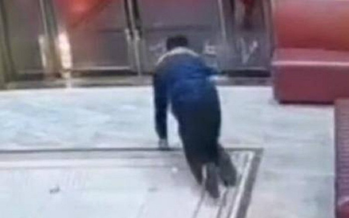 Người đàn ông bò lồm cồm ra ngoài lúc 5h sáng, nguyên nhân khiến dư luận ngại dùm Ảnh 2