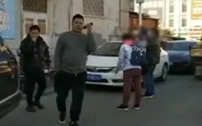 Thấy đứa trẻ khóc đòi mẹ, người đàn ông vội báo cảnh sát vì nghi bé bị bắt cóc, sự thật gây ngỡ ngàng Ảnh 2