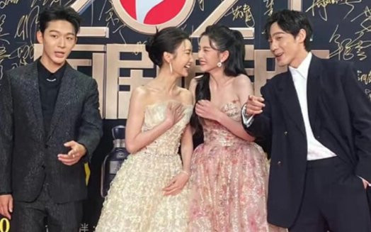 Nhan sắc thật dàn sao Cbiz trên thảm đỏ 'Quốc kịch': Ngô Cẩn Ngôn bị sưng mặt, Mao Hiểu Đồng đẹp nhất Ảnh 2