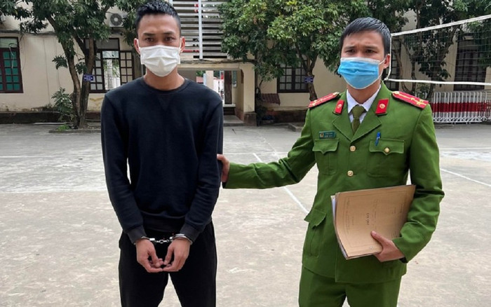 Đứng rút tiền ở cây ATM một mình, cô gái bị gã đàn ông kề dao vào cổ cướp sạch tiền Ảnh 2