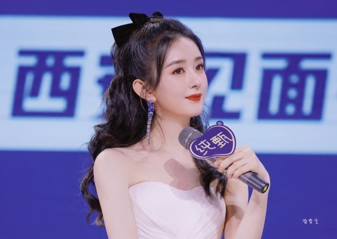 Triệu Lệ Dĩnh đáp trả cực kì khôn ngoan khi bị một nữ Diva đình đám Cbiz móc mỉa là 'tiểu yêu tinh' Ảnh 10