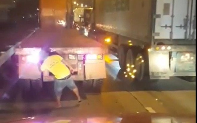 Xịt sơn lên đèn hậu gây chói mắt của xe phía trước, người đàn ông lại nhận được vô số lời khen của CĐM Ảnh 2