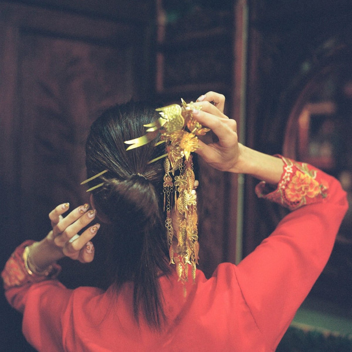 Khoảnh khắc đẹp của một phụ nữ trẻ với trang phục truyền thống của người Peranakan trong bảo tàng Straits Enclave ở Singapore. Ảnh: Ore Hiuying