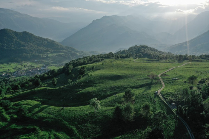 Dreznica nằm ở phía tây thung lũng Soca, đây là địa danh nổi tiếng với những ngọn thác cao và cánh đồng cỏ xanh mướt. Du khách tới đây có thể vui chơi và trải nghiệm những bộ môn thú vị như săn bắt, nhảy dù. Ảnh: Ciril Jazbec