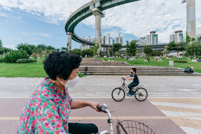 Phút giây bình yên, hạnh phúc hiếm hoi của người dân Seoul, Hàn Quốc tại công viên Ttukseom Hangang trong thời điểm dịch bệnh diễn biến phức tạp. Ảnh: Jun Michael Park
