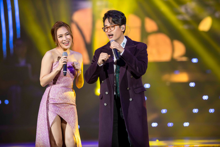 Hà Anh Tuấn bất ngờ tặng 'món quà bí mật' cho Mỹ Tâm ngay trên sân khấu khiến nữ ca sĩ 'cười ngất' Ảnh 3