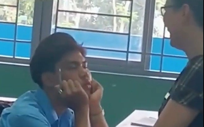 Thấy nam sinh ngồi chống cằm chăm chú nhìn lên bảng, cô giáo lại gần mới tá hỏa về sự thật phía sau Ảnh 2