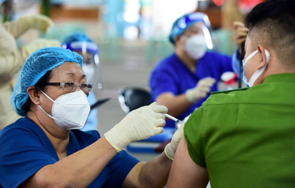 Lực lượng tuyến đầu chống dịch được tiêm vắc xin ngừa COVID-19 tại Trường đại học Công nghiệp TP.HCM (phường 4, quận Gò Vấp) - Ảnh: DUYÊN PHAN
