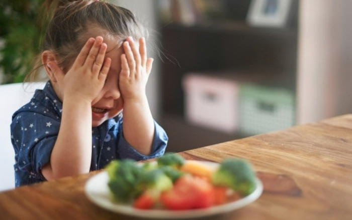 Cả nhà đang ăn tối, bà mẹ phát hiện điều lạ trên mặt con gái liền tức tốc đưa tới bệnh viện Ảnh 2