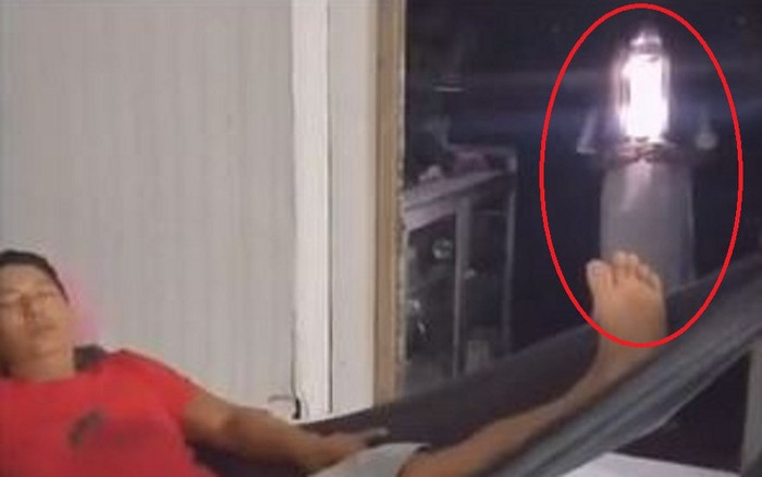 Đang nằm võng thiu thiu ngủ, người đàn ông bỗng bị đánh thức, giật thót tim khi nhìn ra phía cửa Ảnh 2