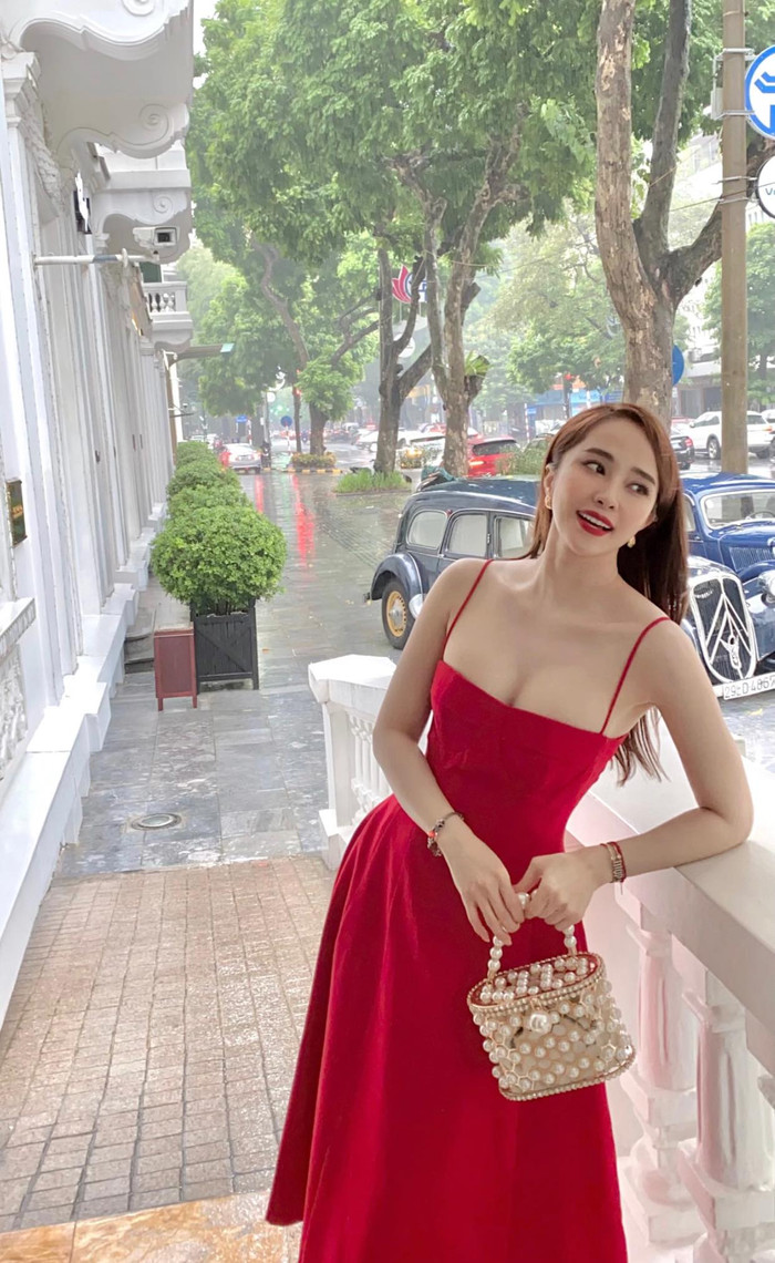 Quỳnh Nga hay lựa chọn những kiểu váy áo giúp tôn lên đôi gò bồng đảo của mình. &nbsp;