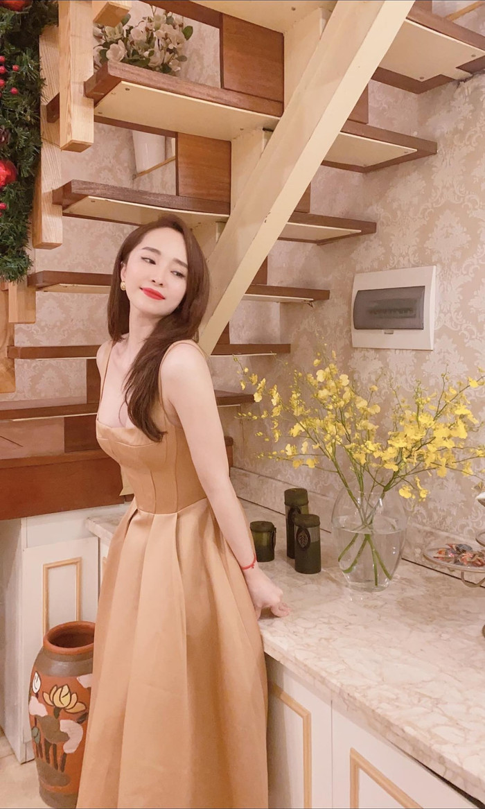 Nhờ nhan sắc xinh đẹp, vóc dáng gợi cảm cùng phong cách thời trang sành điệu mà Quỳnh Nga luôn nổi bật và thu hút mọi ánh nhìn ở mỗi nơi cô xuất hiện.